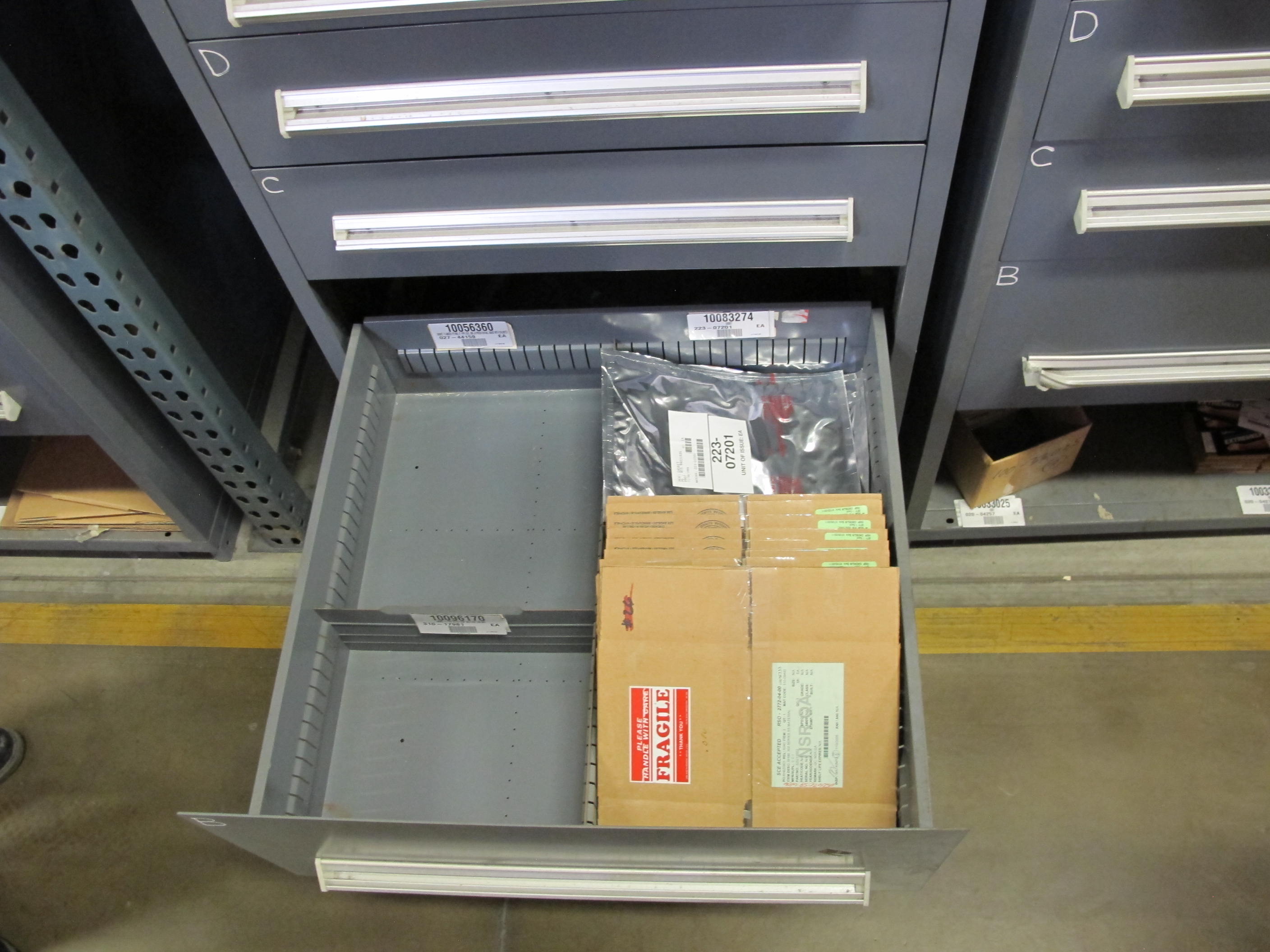 STANLEY VIDMAR HEAVY DUTY 5-DRAWER PARTS CABINET W/ CONTENTS (W-50) LOADING & HANDLING FEE $25-